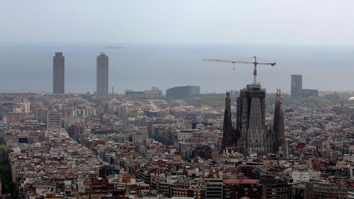 BARCELONA 06/04/2021 Barcelona Para un tema de 'Contaminación en Barcelona' , vista de la ciudad con su neblina y contaminación