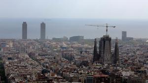 BARCELONA 06/04/2021 Barcelona Para un tema de ’Contaminación en Barcelona’ , vista de la ciudad con su neblina y contaminación