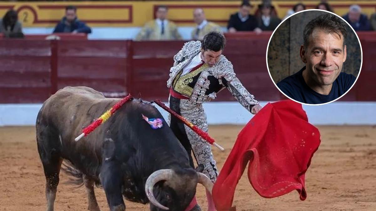 Morante en la última feria de Olivenza. En el círculo, Rubén Amón, escritor del libro.