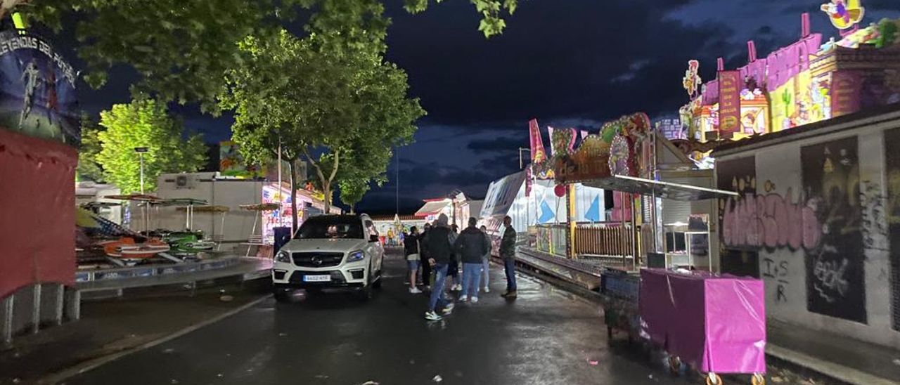 El ferial de Plasencia, casi vacío y con atracciones paradas.