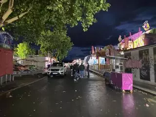 La lluvia obliga a parar las atracciones en el ferial de Plasencia