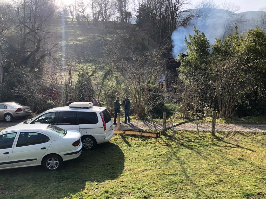 EN IMÁGENES: Las impresionantes fotografías del incendio de la casa de Piloña donde murió una mujer