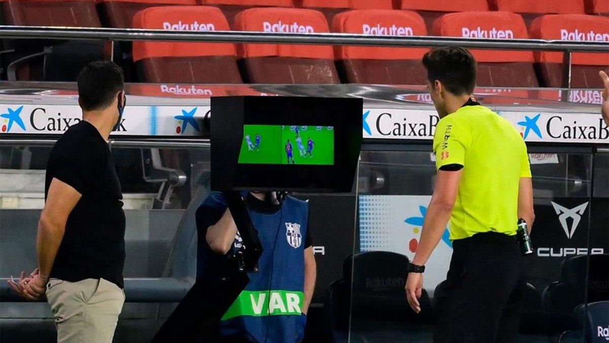 Martínez Munuera revisa el VAR durante el Barça-Real Madrid de La Liga 2020/21
