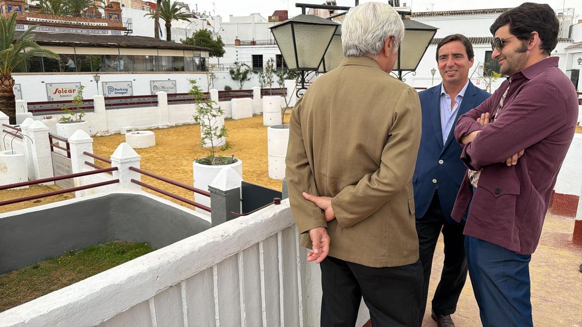 Morante de la Puebla junto a José María Garzón y Daniel de la Fuente