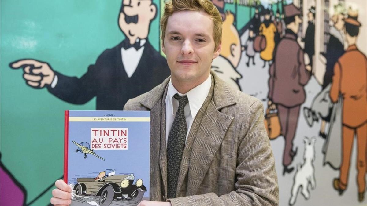 Un actor disfrazado de Tintín, posa con la edición en color de 'Tintín en el país de los soviets', en Bruselas, el lunes.