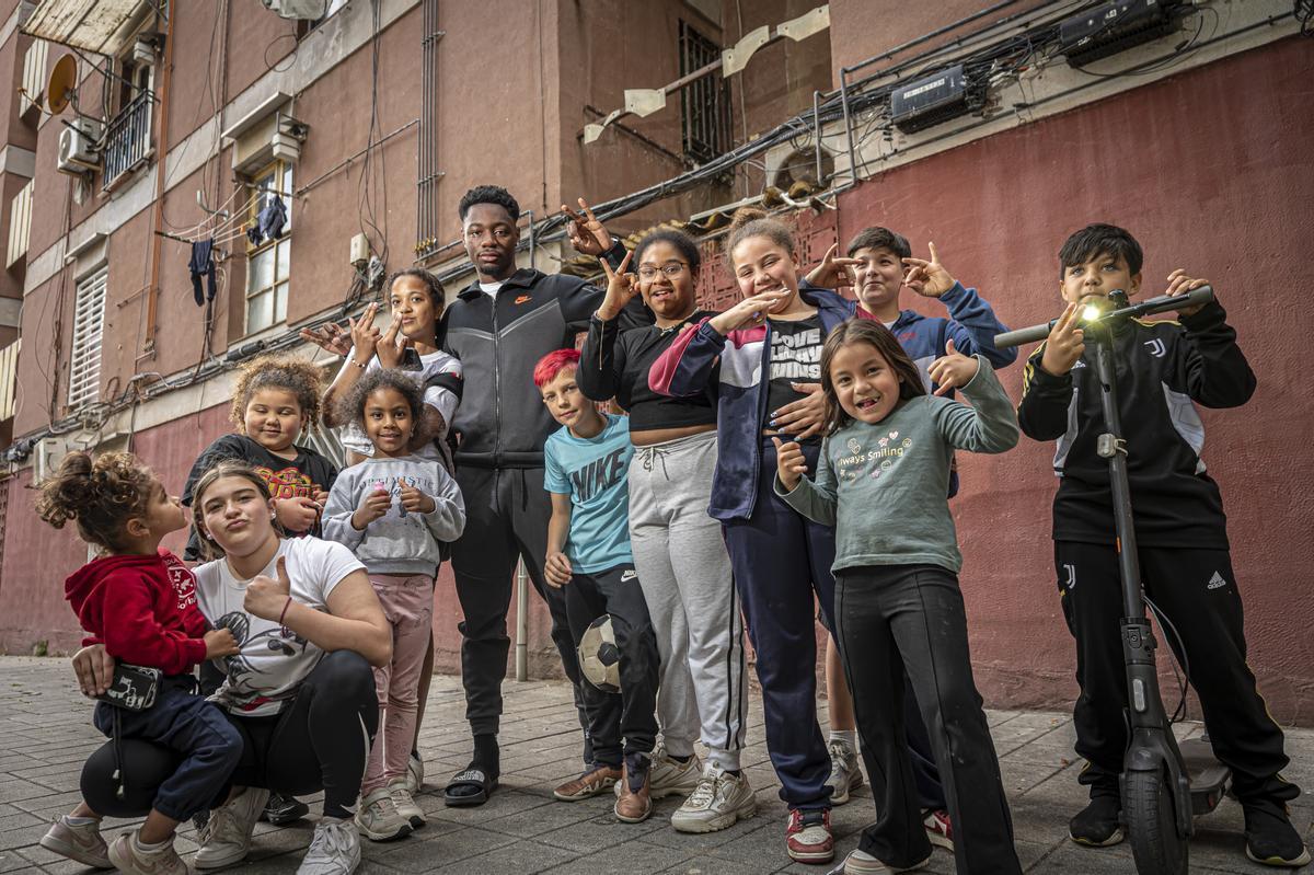El rapero e ídolo juvenil Cyril Kamer, rodeado de niños en el barrio del Besòs i el Maresme
