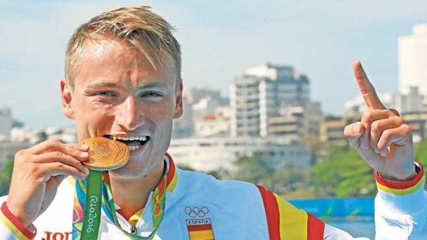 Marcus Cooper posa con la medalla de oro conseguida en Río.