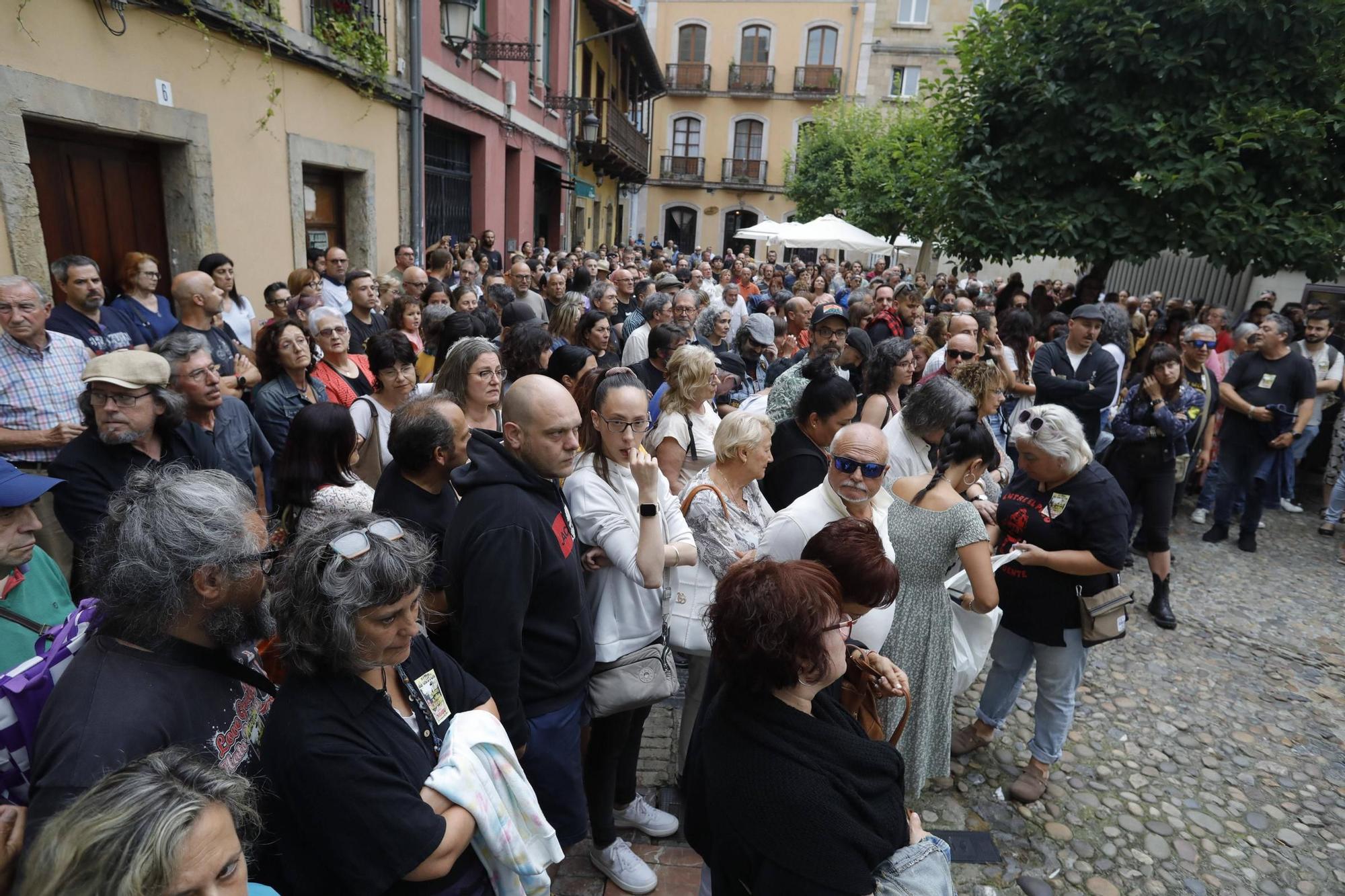 Así fue la despedida y el homenaje de amigos y clientes del Cafetón en Avilés a sus dueños, muertos en León