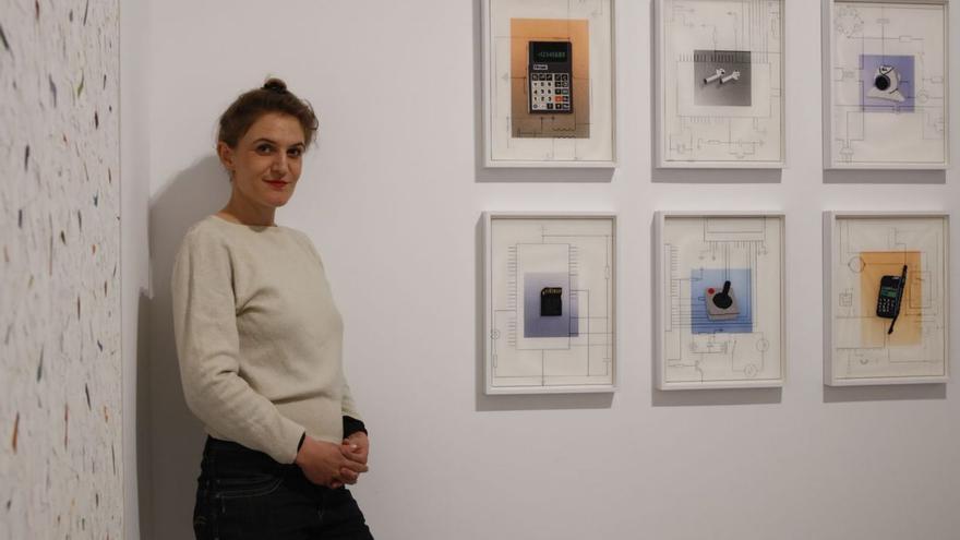 Lilly Lulay mit „De/ Composed Narratives“ (li.) und Werken der Serie „Early Digital Tech“.