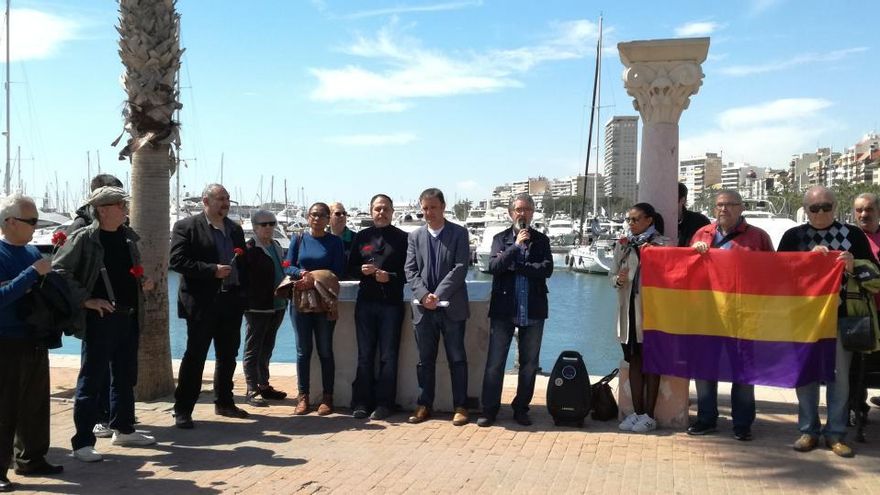 El Ayuntamiento y la Comisión Cívica rinden homenaje a los republicanos atrapados en el Puerto de Alicante en 1939