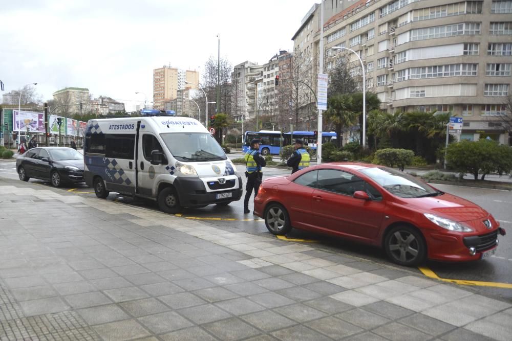El vehículo se vio involucrado en un primer siniestro en la Avenida do Porto y en un segundo choque junto a la Casa del Mar - Huyó de ambos y la Policía Local lo localizó en la zona de Cuatro Caminos.