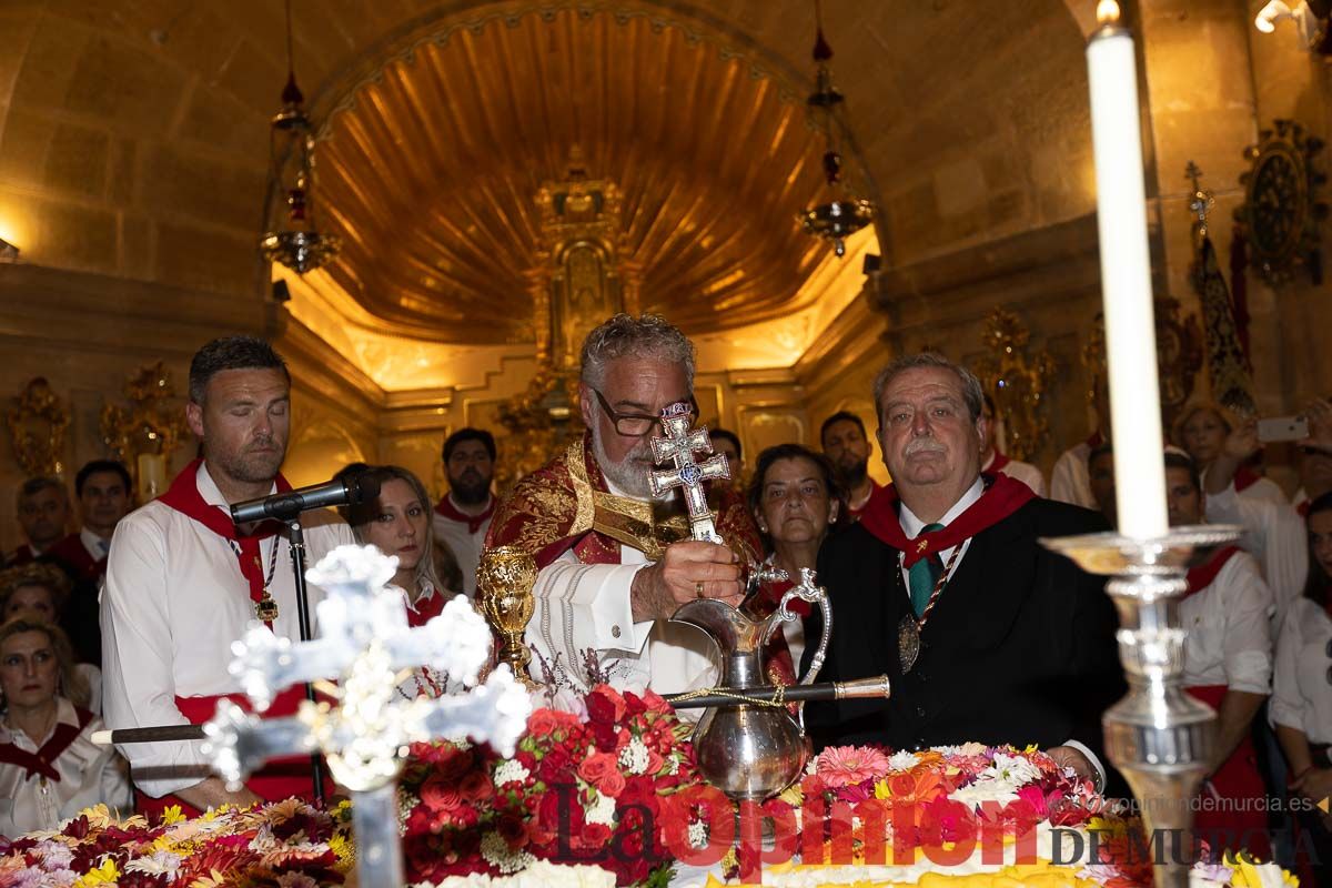 Bandeja de flores y ritual de la bendición del vino en las Fiestas de Caravaca