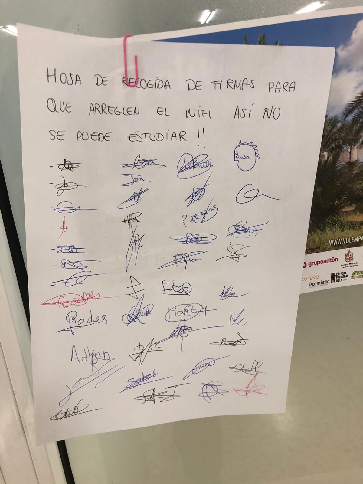 Hoja de firmas improvisada para reclamar la conexión wifi en las bibliotecas de Elche