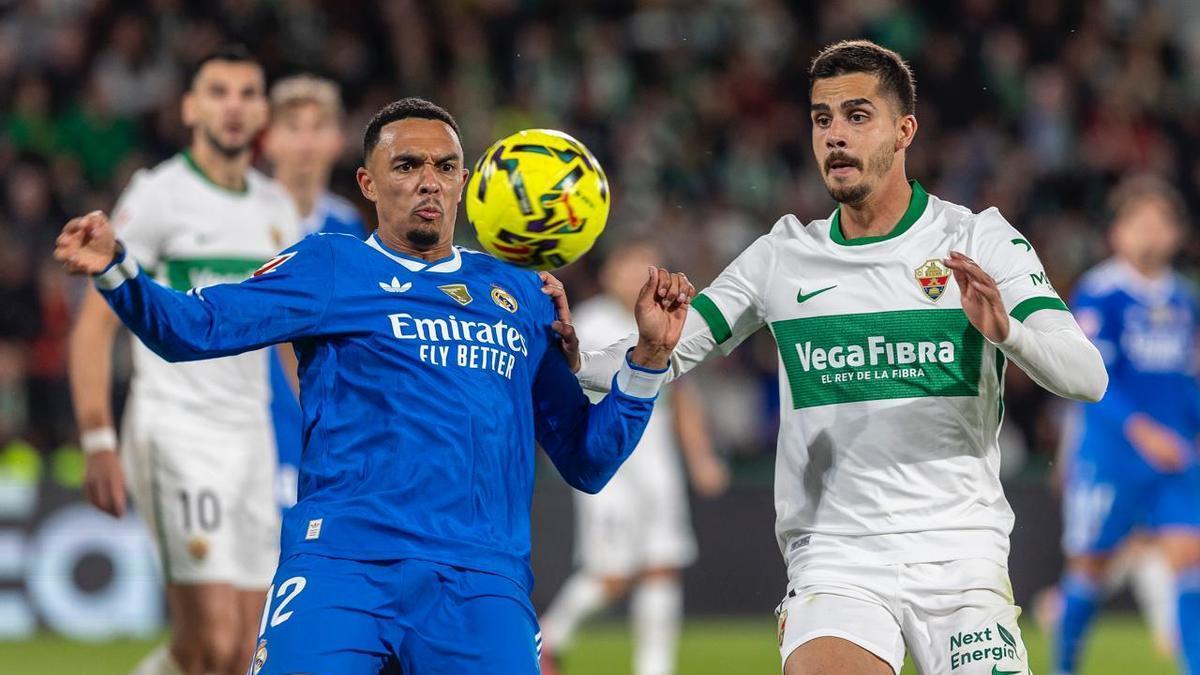 Trent Alexander Arnold (i) y André Silva (d) disputan un balón durante el partido de ida.