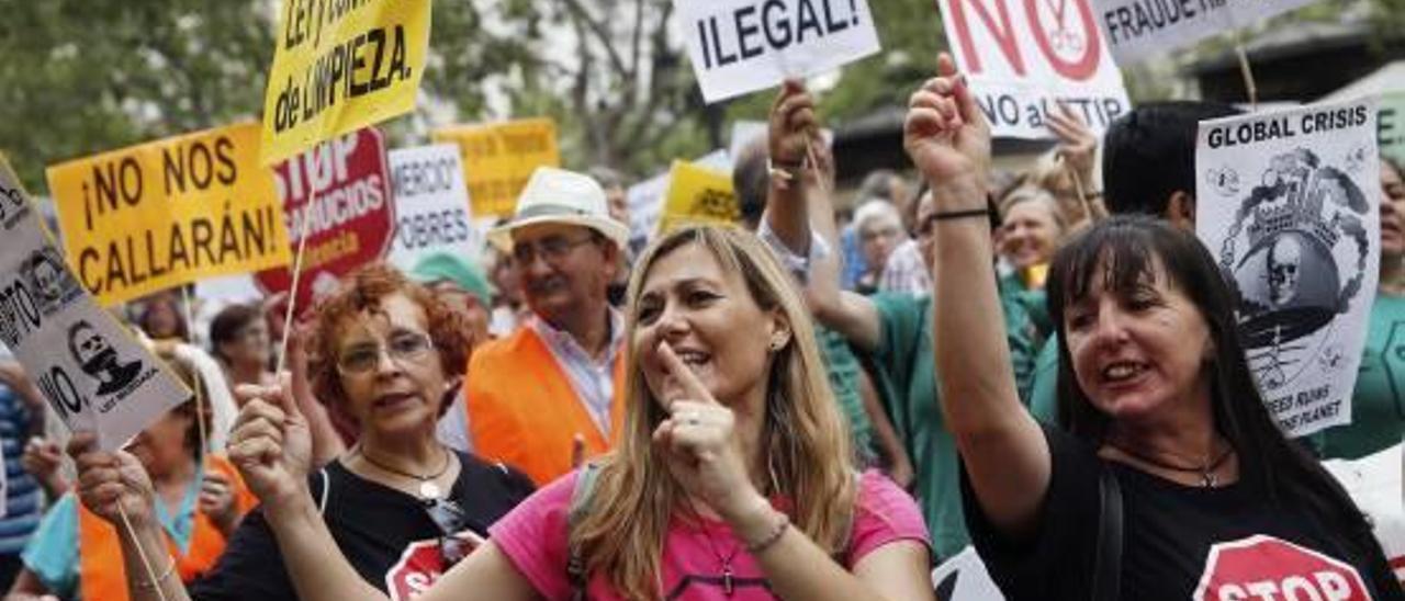 Concentración en València para reclamar una mejora en los servicios asistenciales básicos.