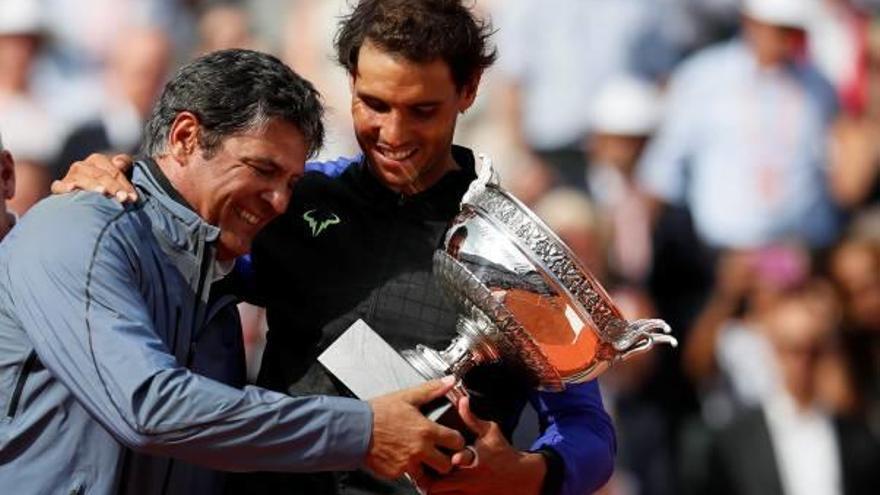 Un emocionado Toni Nadal entrega el trofeo a su sobrino.