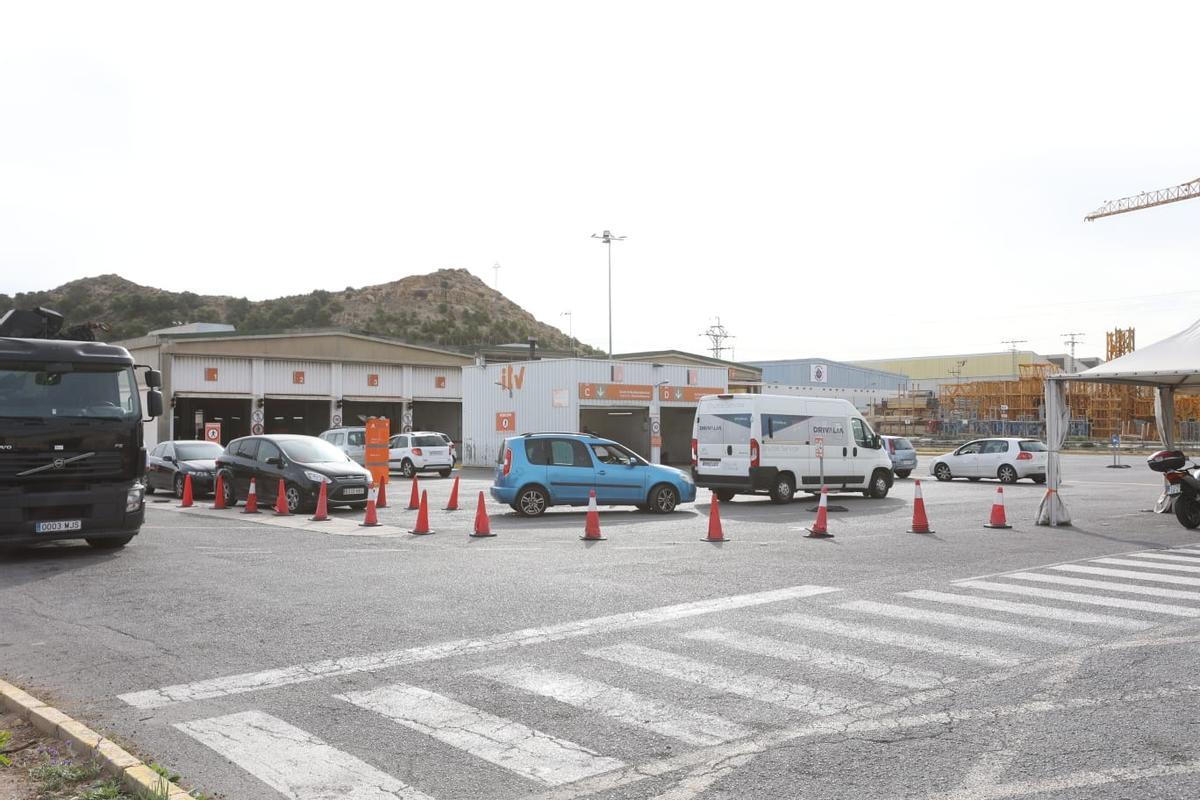 Coches entrando en la ITV de Alicante.