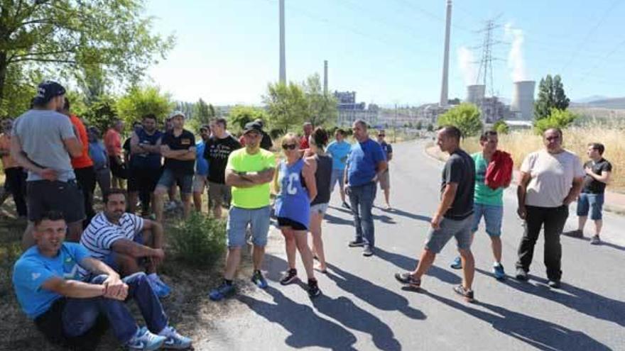 Un grupo de mineros, este verano, concentrados ante la central térmica de Compostilla.