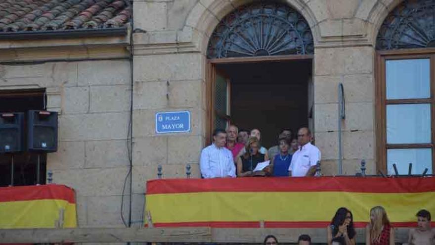 Asistentes al pregón en el balcón del Ayuntamiento.