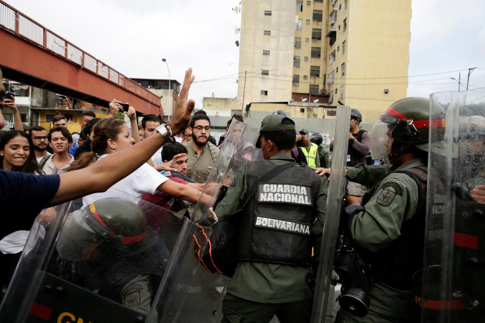 Centenares de personas han salido a las calles para protestar contra las últimas maniobras del régimen de Maduro.