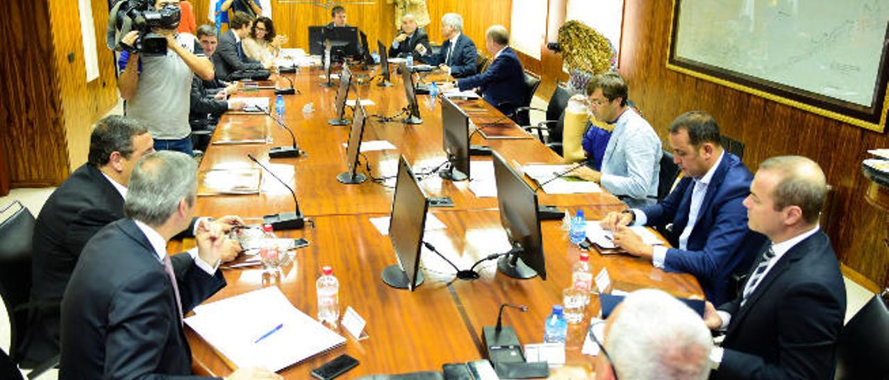 Un momento de la reunión del consejo de administración de la Autoridad Portuaria.