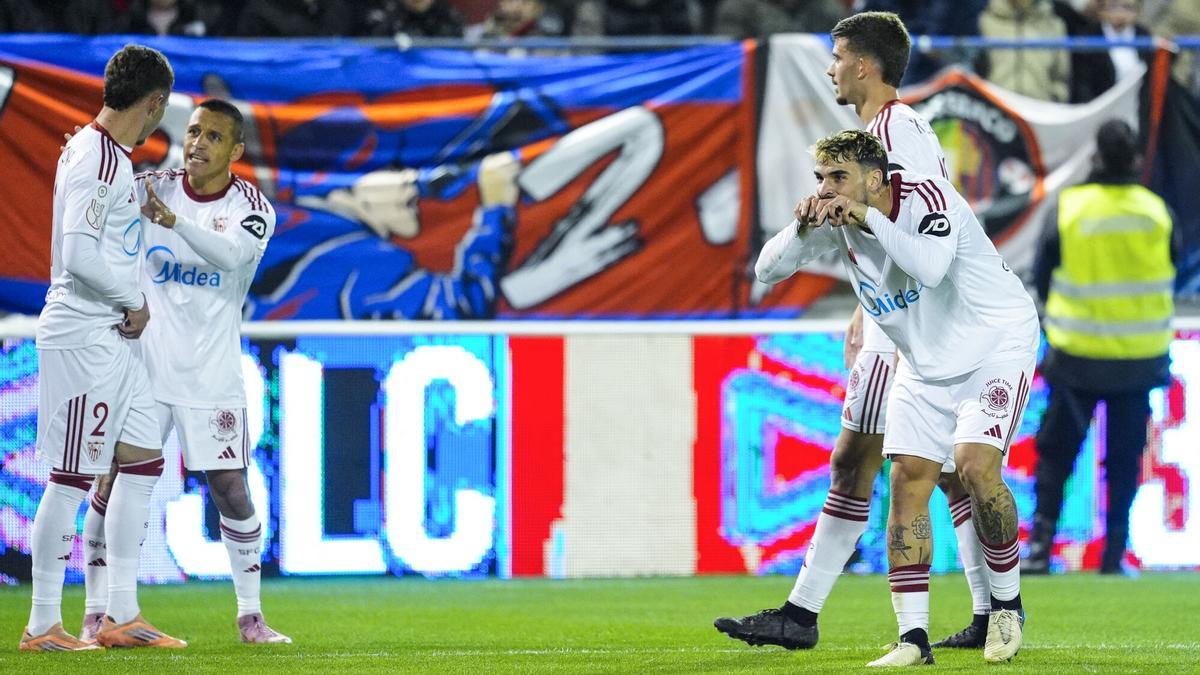 Isaac Romero, del Sevilla FC, celebra un gol durante el partido de fútbol de la segunda ronda de la Copa del Rey disputado entre el CD Extremadura 1924 y el Sevilla FC en el estadio Francisco de la Hera.