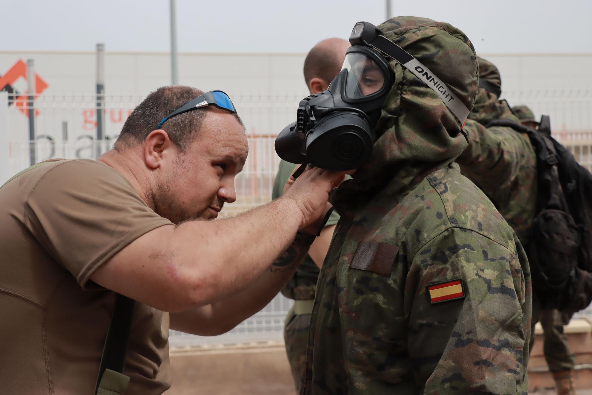 El Ejército simula un ataque químico en una fábrica de Onda