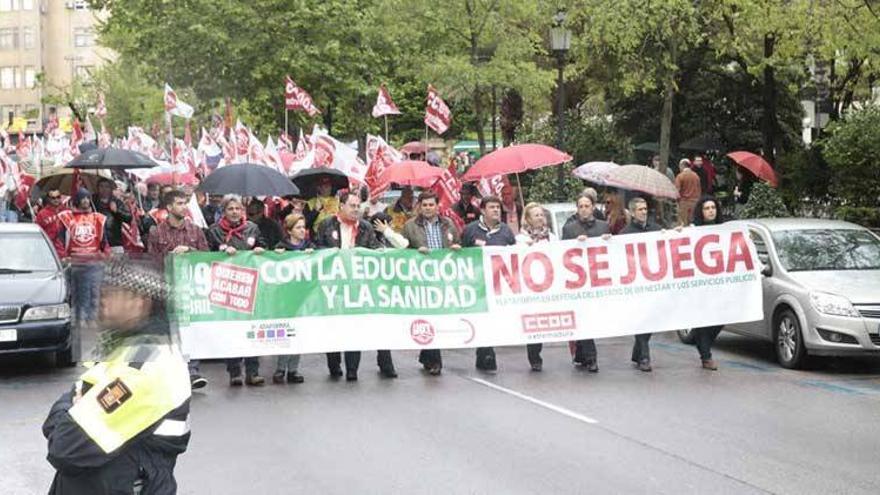 Cientos de extremeños se manifiestan en Cáceres y Badajoz contra los recortes del Gobierno