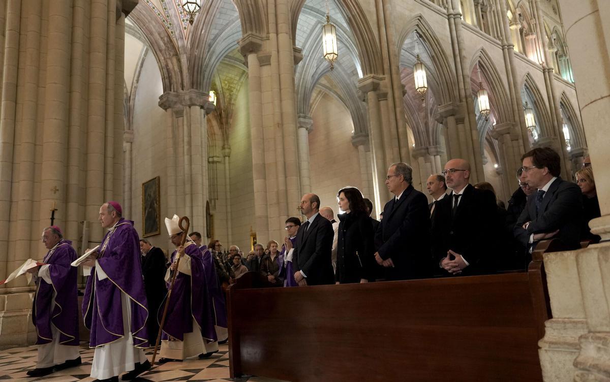 Misa por las víctimas del accidente ferroviario de Adamuz en la catedral de la Almudena de Madrid.