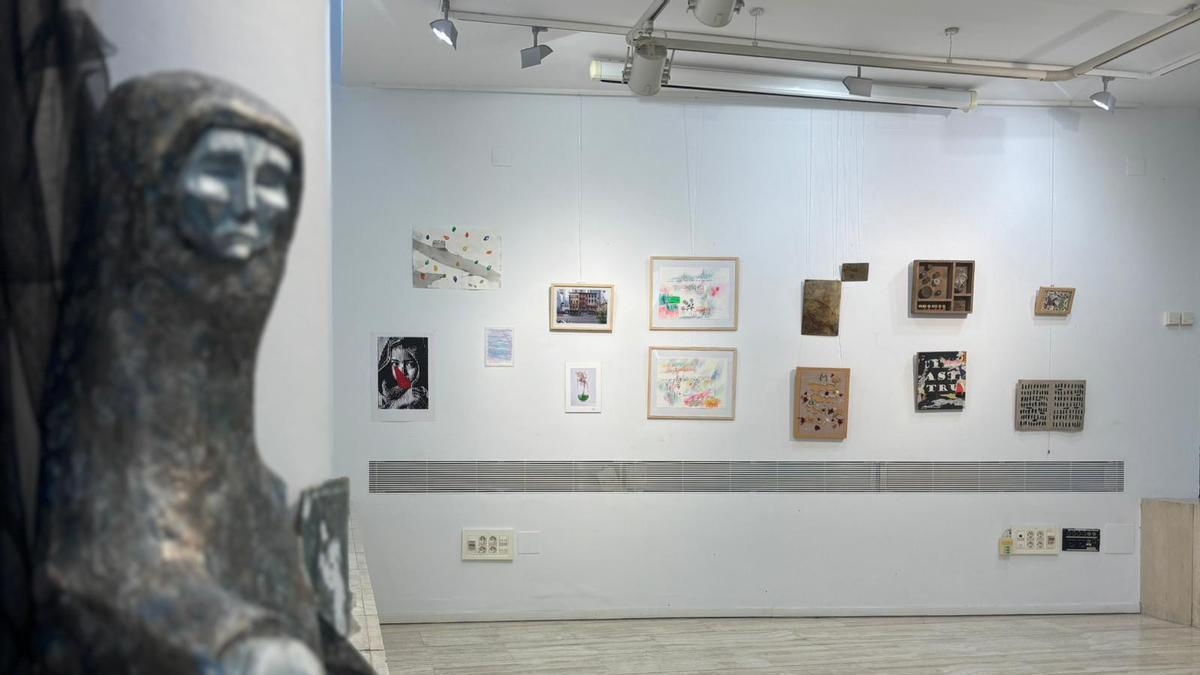 Vídeo | Así es la exposición en el Coade en Badajoz recuerda a las víctimas de Minab