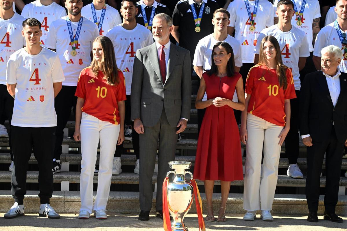 Los Reyes, Don Felipe y Doña Letizia, junto a sus hijas, la Princesa Leonor y la Infanta Sofía, reciben a la selección española de fútbol en el Palacio de la Zarzuela tras ganar la Eurocopa 2024.