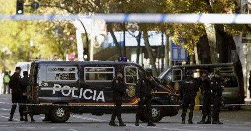 Empotra un coche con bombonas de butano en la sede del PP de Madrid