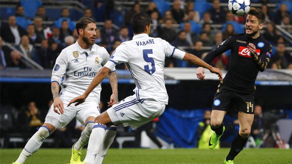Mertens controla el balón ante Sergio Ramos y Varane en el Real Madrid - Nápoles de la Champions 2016 / 2017