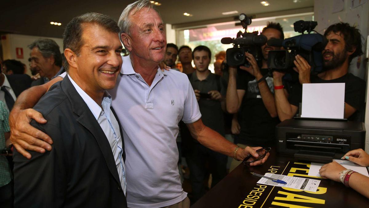 Johan Cruyff junto a Joan Laporta en el momento de votar en las elecciones de 2015.