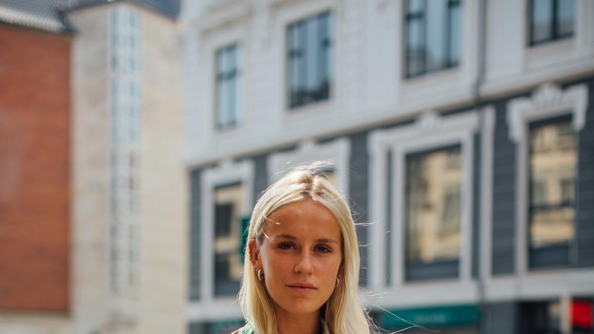 Look con cinturón tipo fajín visto en el 'street style' de Copenhague