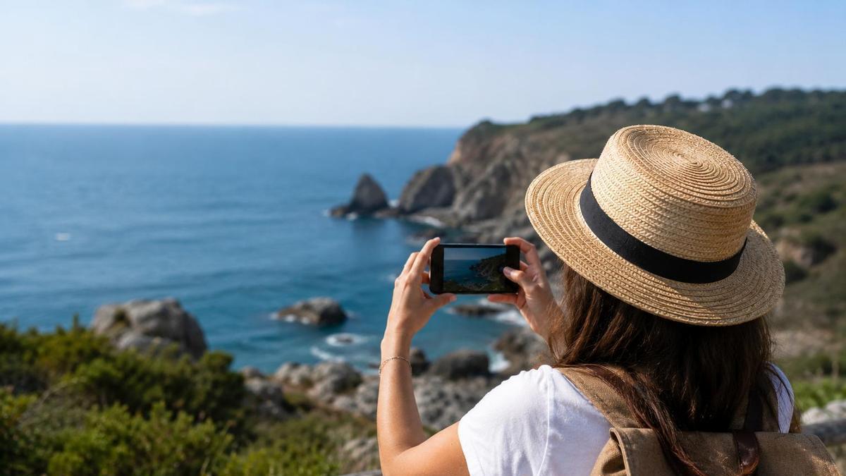 Una mujer tomando una fotografía.