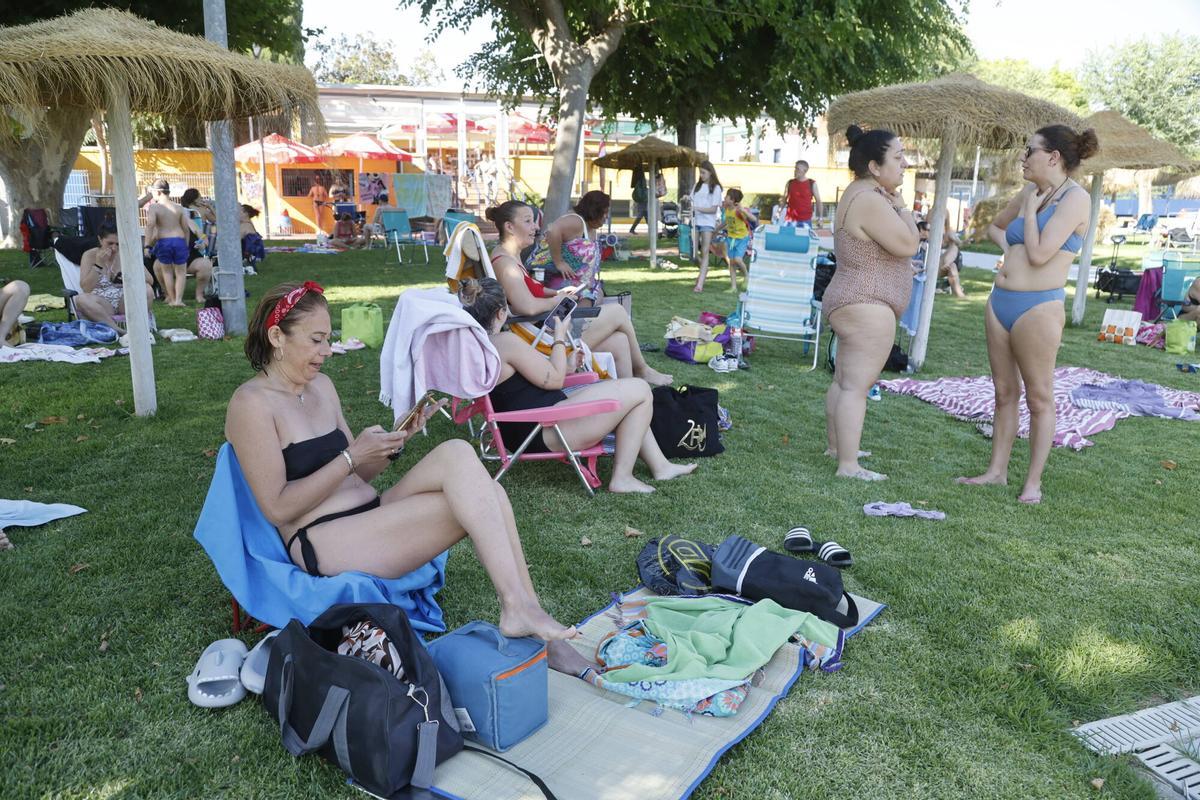 Decenas de cordobeses desafían al calor con el primer chapuzón del año