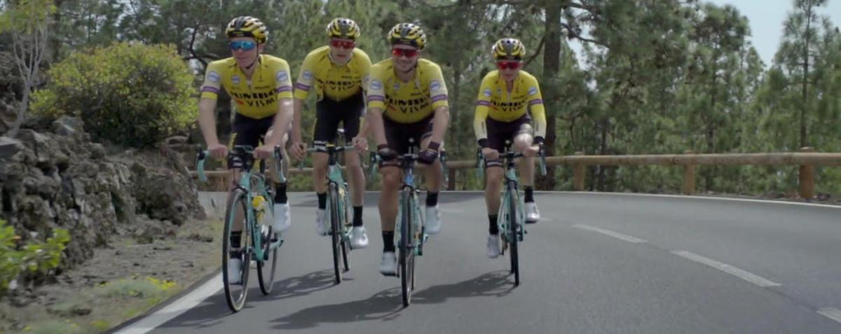 Pelotón en la Vuelta Ciclista Isla de Tenerife 2018.