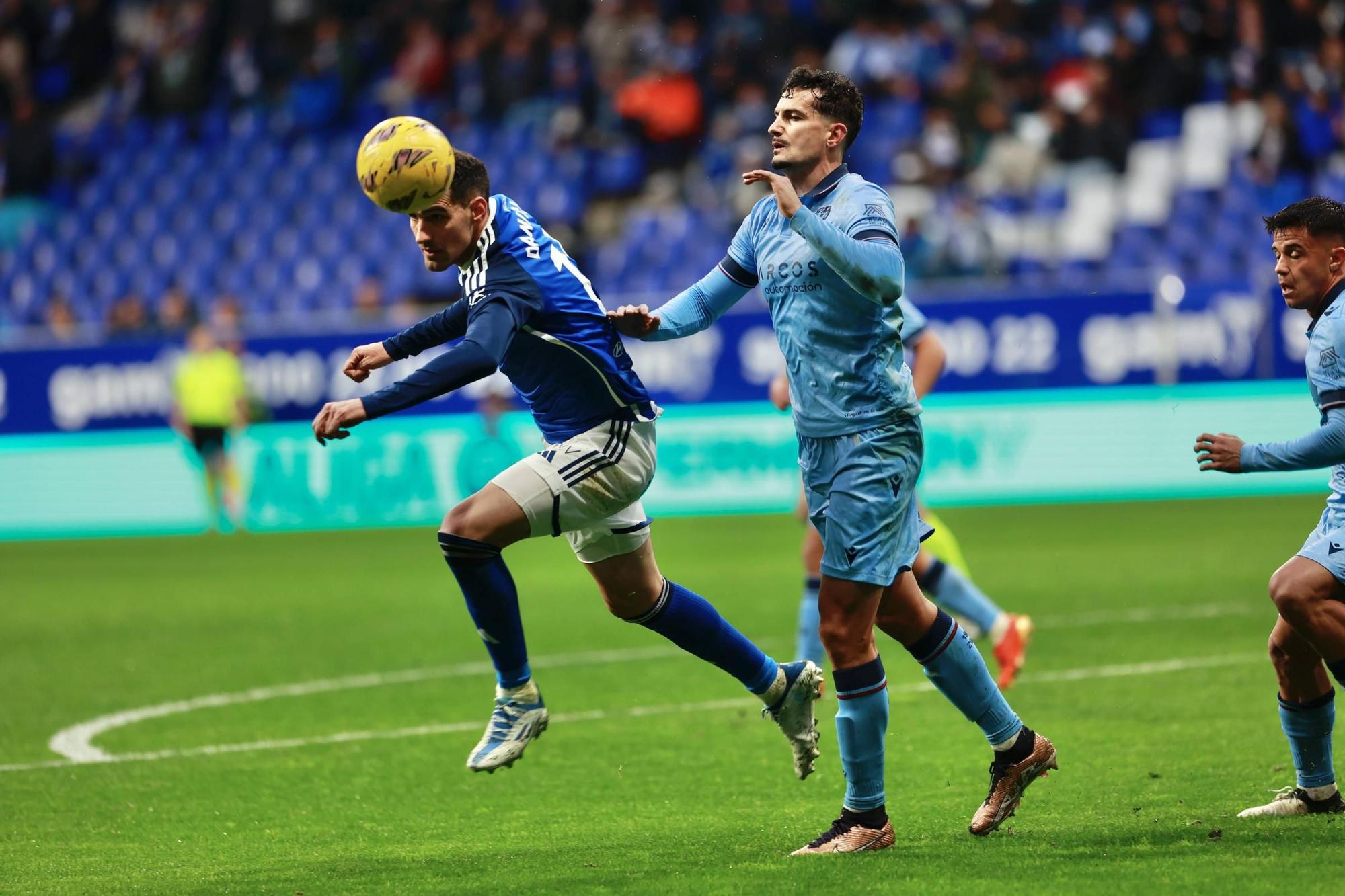 EN IMÁGENES: Ambiente y partido de un Real Oviedo-Levante pasado por agua