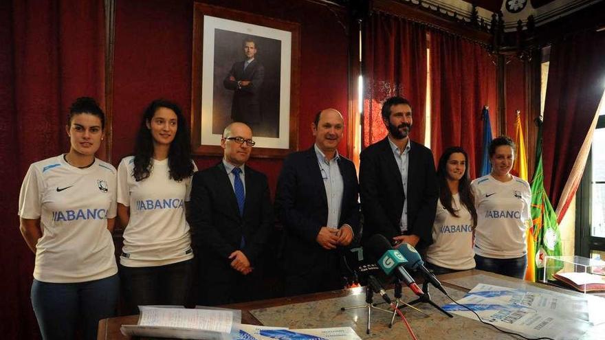 Un momento del acto de presentación en el salón noble del Concello de Vilagarcía. // Iñaki Abella