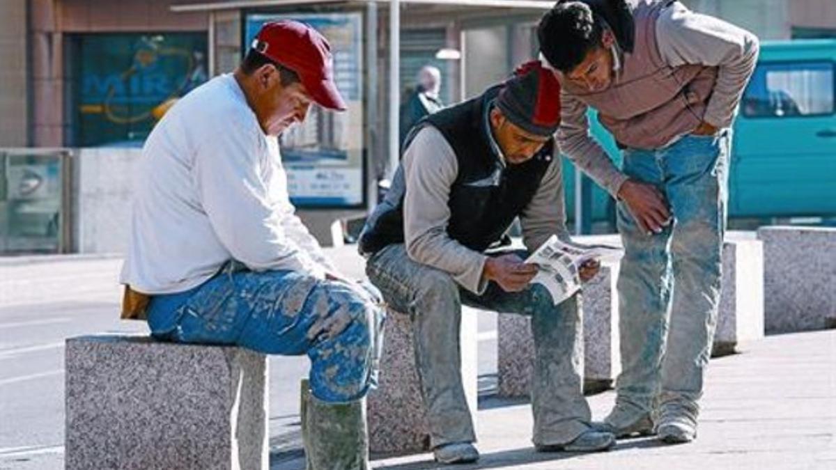 Receso 8 Tres trabajadores inmigrantes en una pausa, ayer en el centro de Vic.