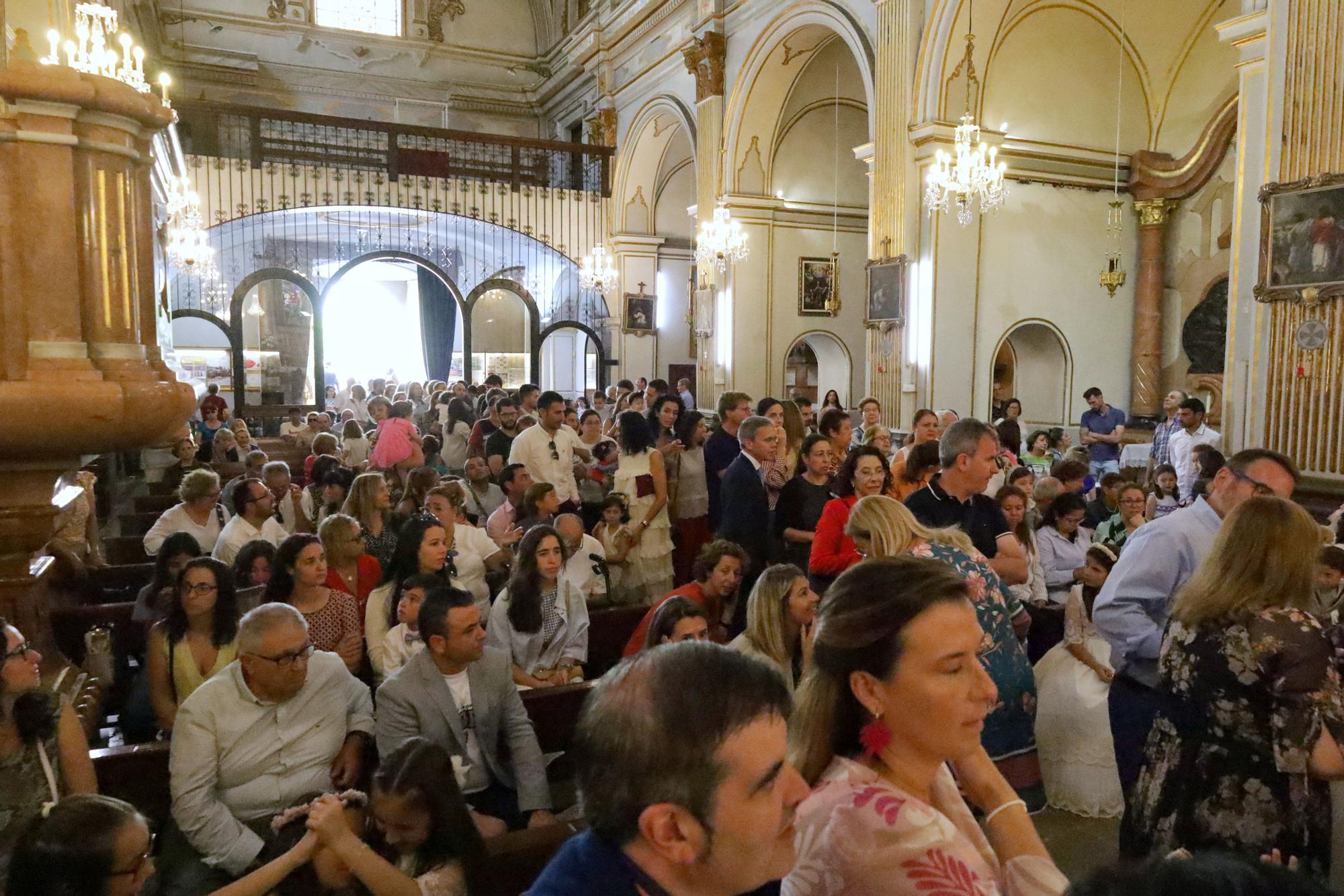 Paso por el manto de la Virgen de Lledó en Castelló