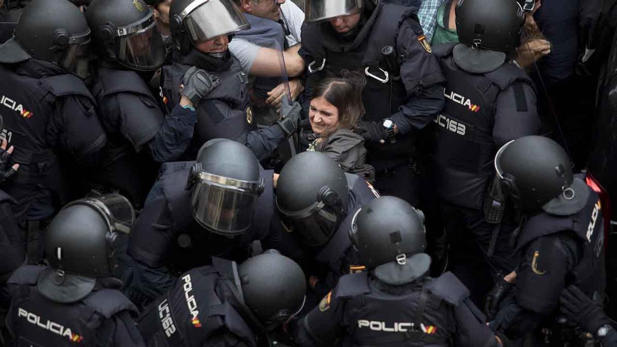 AUDIO | Los Mossos desplegados en las escuelas reclaman instrucciones al centro de control.