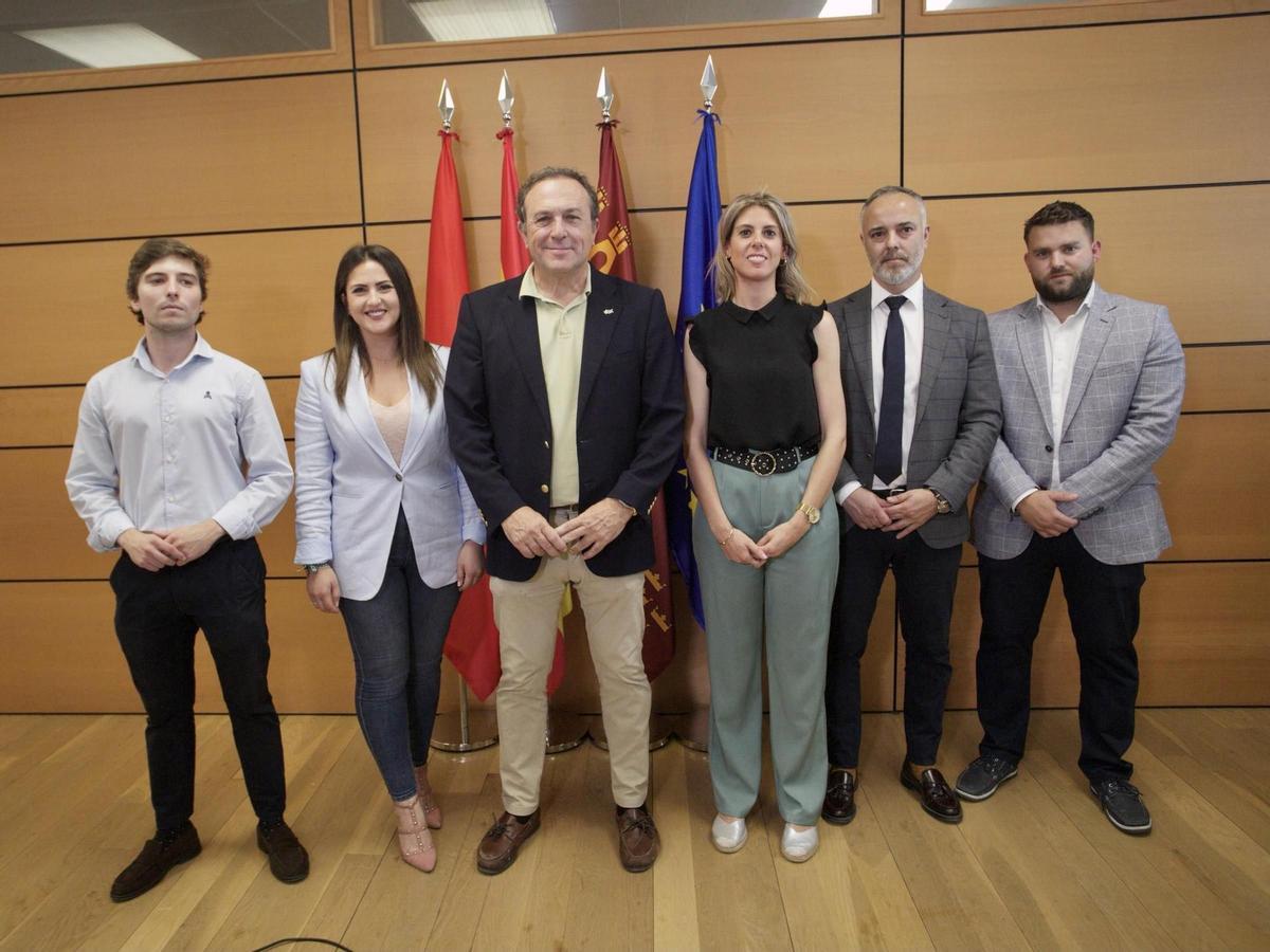 Luis Gestoso, junto a los ediles del Grupo Municipal de Vox en Murcia