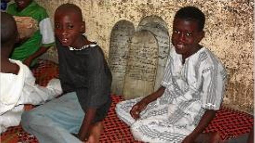 Infants que han participat en projectes de la fundació banyolina.