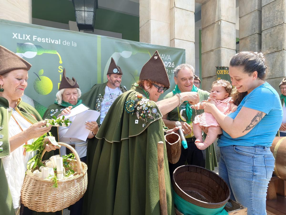 El bautismo sidrero de una veintena de bebés en el Festival de la Sidra de Nava, en imágenes