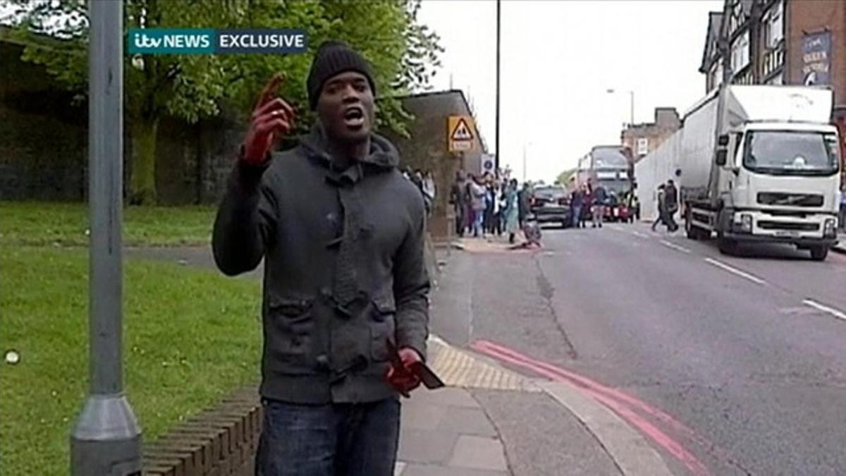 Michael Adebolajo, con un cuchillo y las manos ensangrentadas, poco después del asesinato del militar británico, el 22 de mayo.