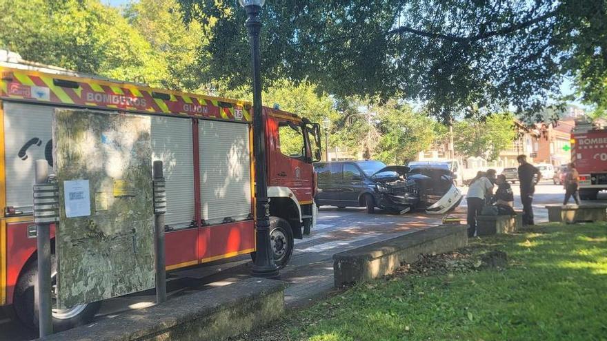Dos heridos, uno con pronóstico reservado, tras un brutal accidente en Gijón
