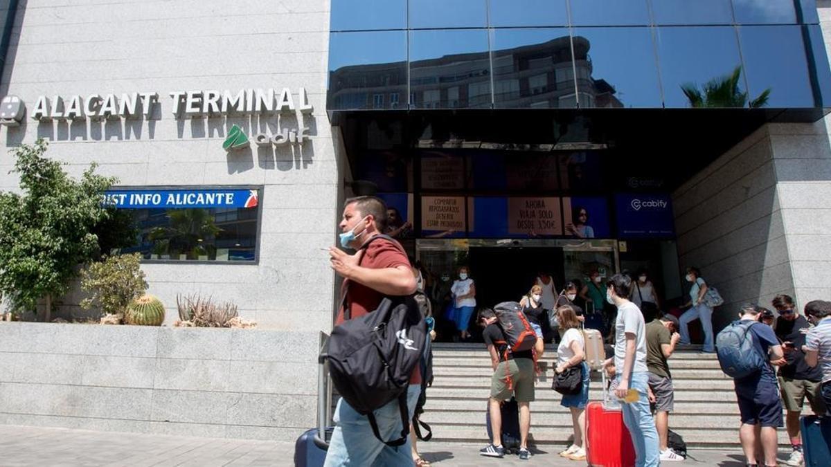 La fachada principal de la estación de Alicante.