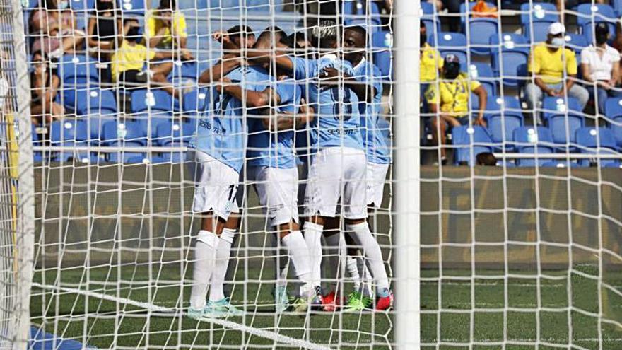 Los futbolistas de la UD Ibiza celebran el gol de Castel. | LFP